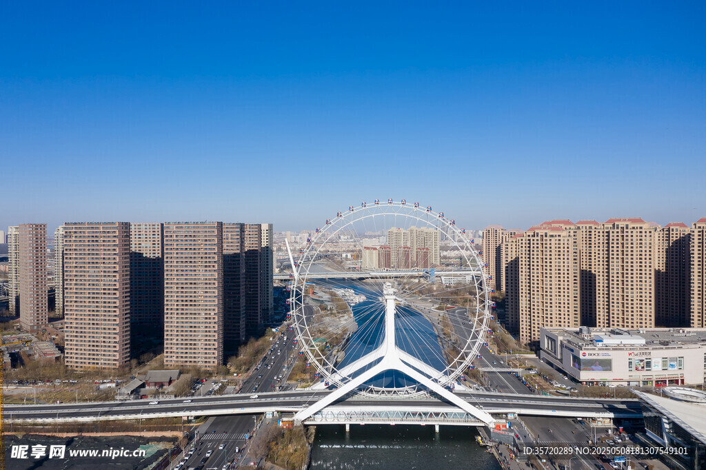 城市高架桥与摩天轮景观