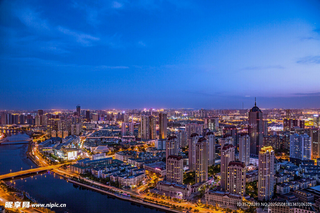城市璀璨夜景俯瞰图