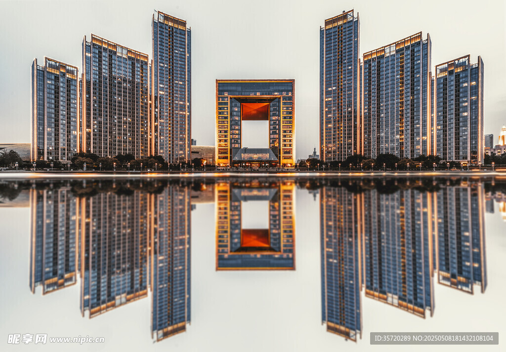城市建筑倒影景观