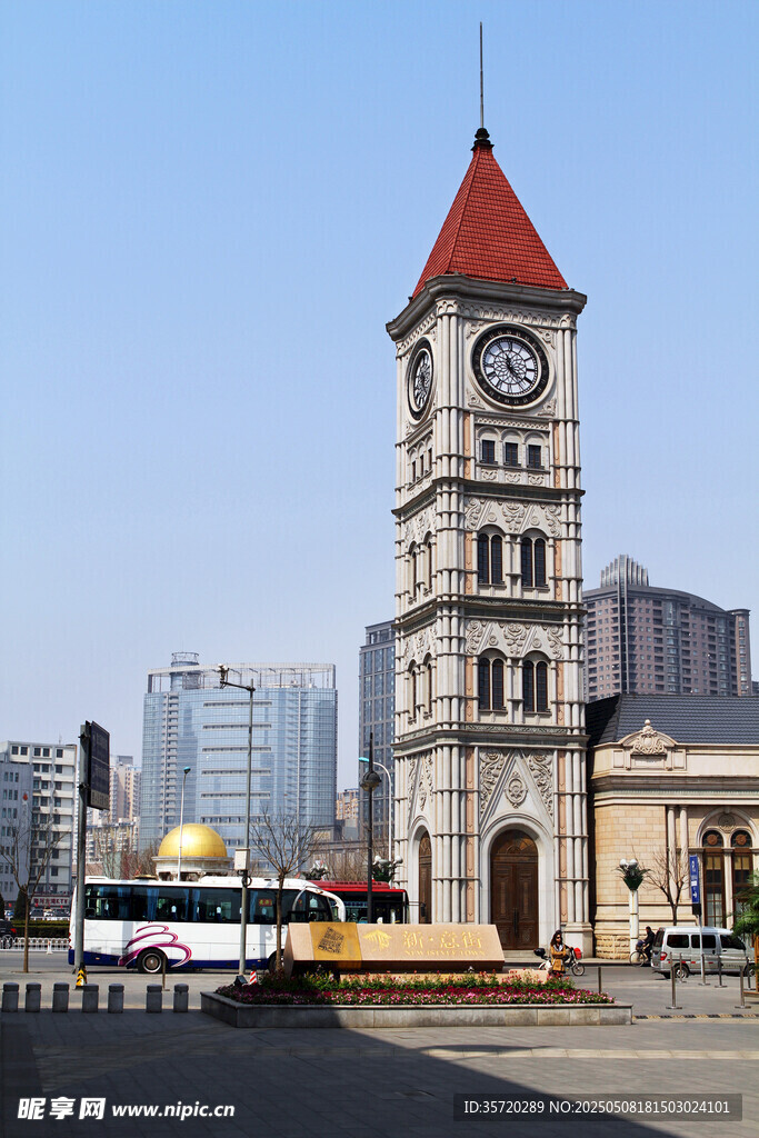 欧式钟楼矗立城市广场