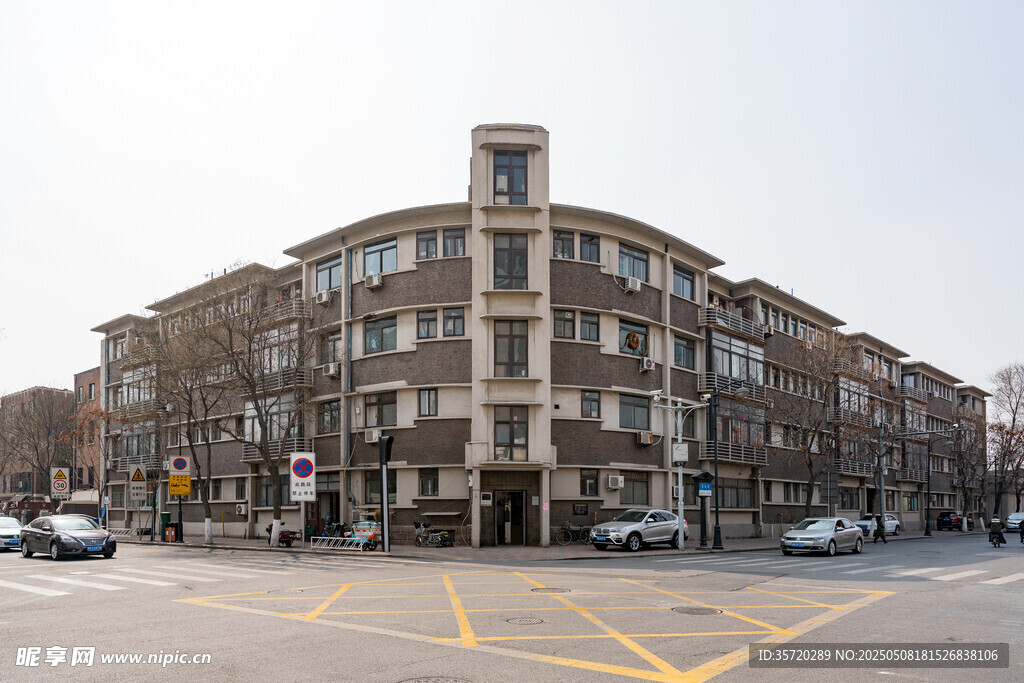 街角复古多层建筑景观
