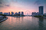 城市河畔黄昏美景