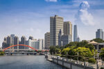 城市河畔的现代建筑景观