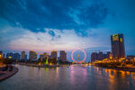 城市河畔夜景与摩天轮