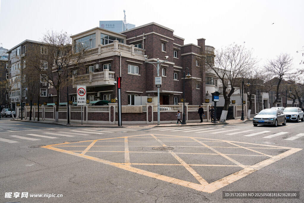 街角的多层建筑与道路