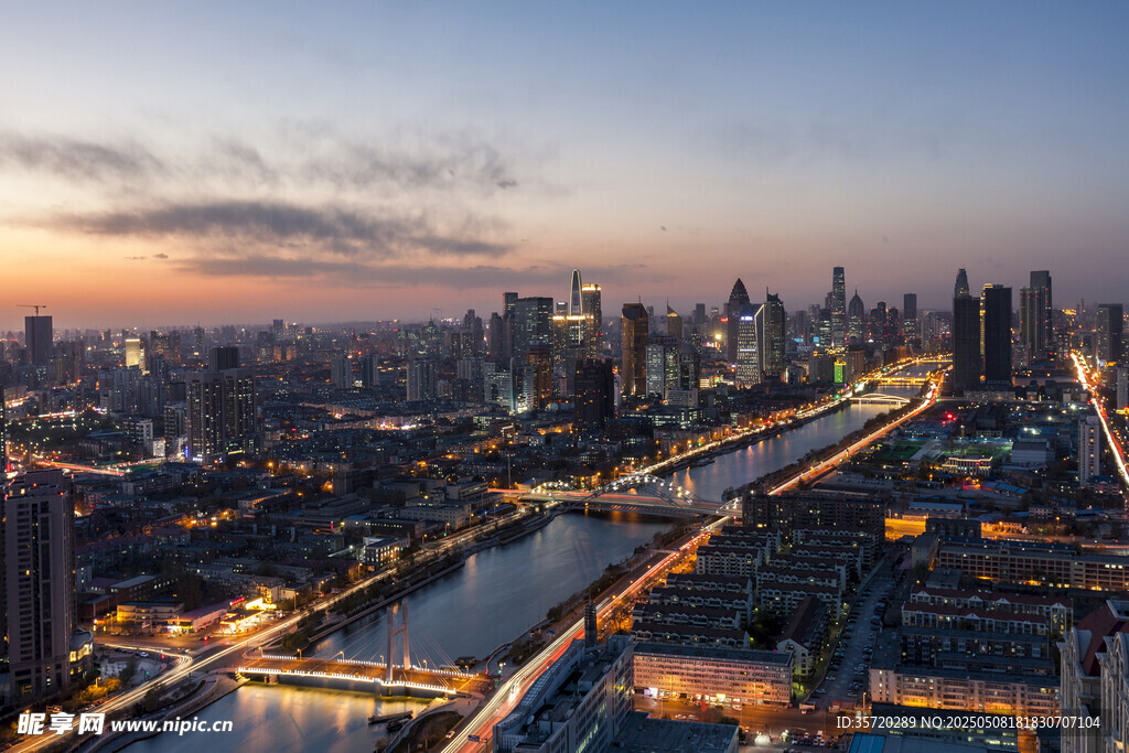城市河畔璀璨夜景