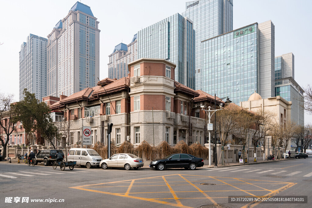 城市中复古建筑与现代高楼