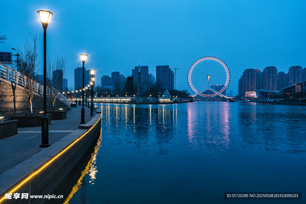 城市河畔夜景与摩天轮