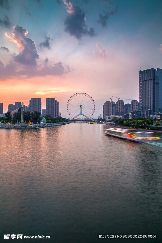 城市河畔的美丽黄昏景色