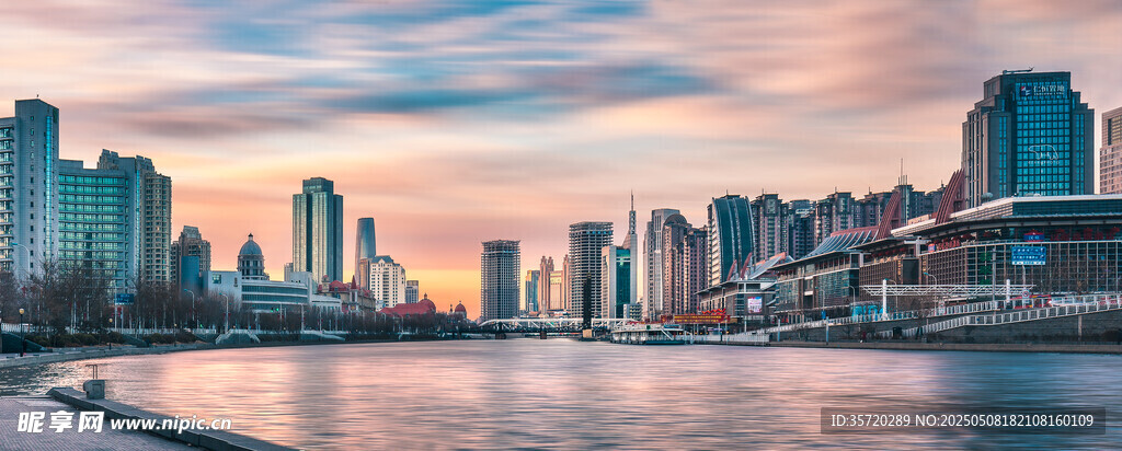 城市河畔绚丽天际线景观