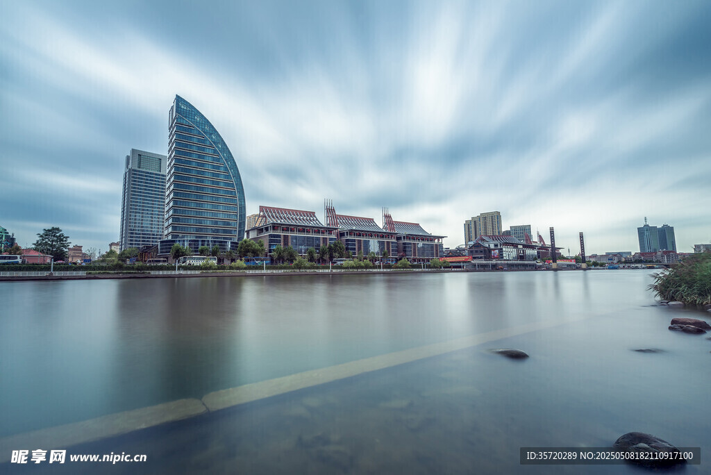 城市河畔现代建筑景观