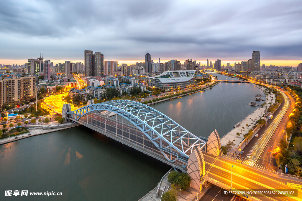 城市桥梁夜景璀璨风光