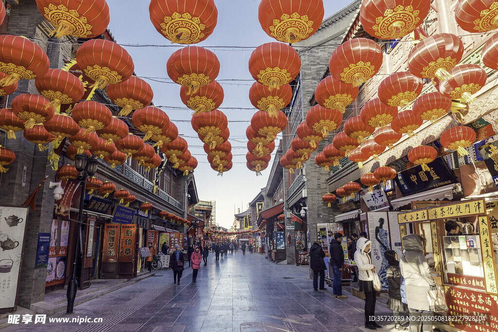 古街挂红灯笼热闹景象