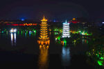 湖畔古塔夜景璀璨迷人