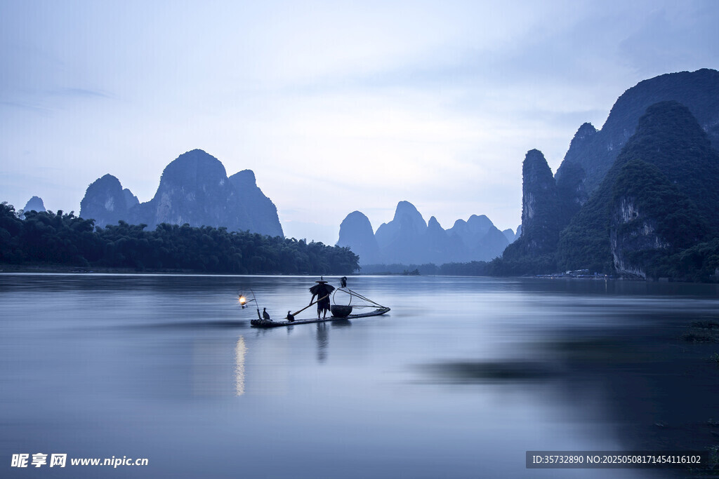 漓江泛舟赏山水美景