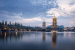 湖畔双塔映景