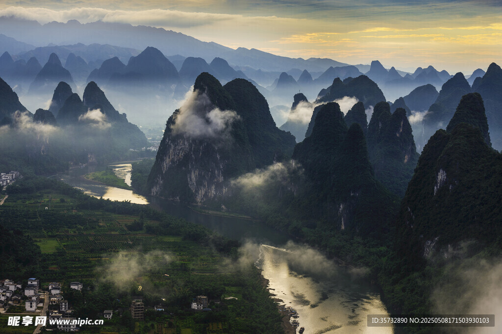 壮美群山云雾缭绕景观