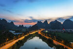 黄昏下的山水公路美景
