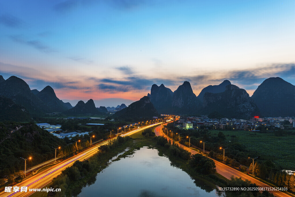 黄昏下的山水公路美景