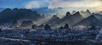 山城晨曦中的壮丽山峦景观