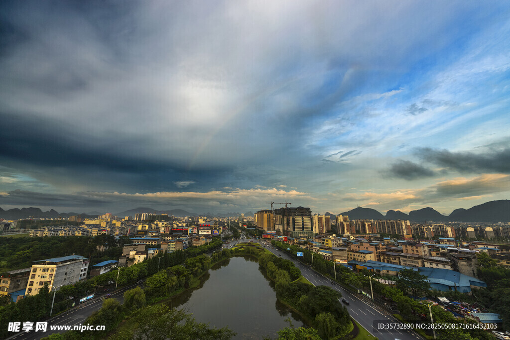 城市河畔壮丽天空景观