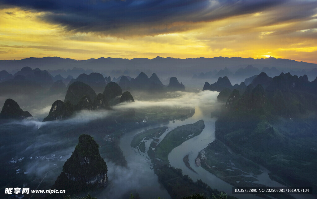 壮丽山河间的蜿蜒河流