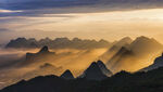 日出下的壮丽山峦景观