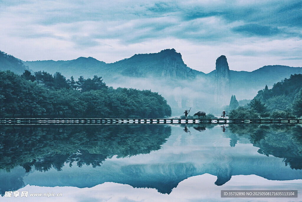 山水倒影图