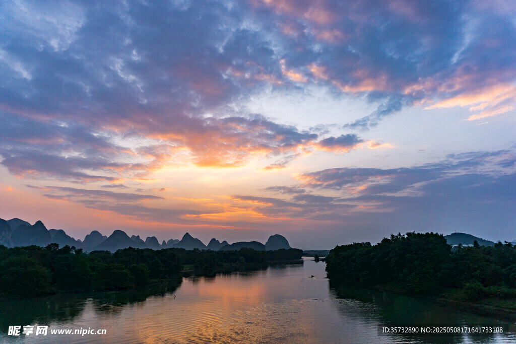 河畔绚丽晚霞美景