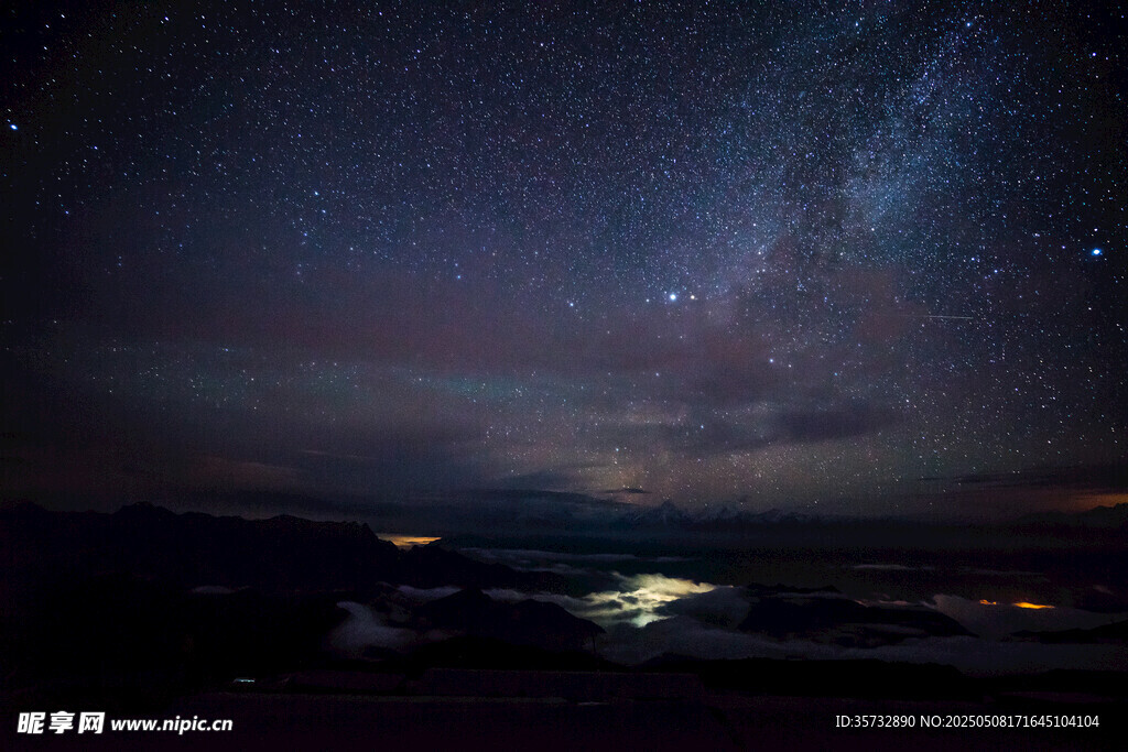 夜空下的璀璨星河与灯火