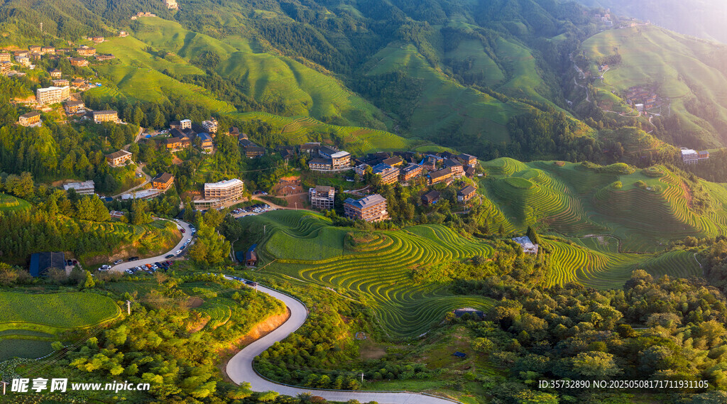 山间村落蜿蜒公路美景
