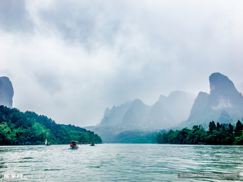 烟雨漓江山水如画景