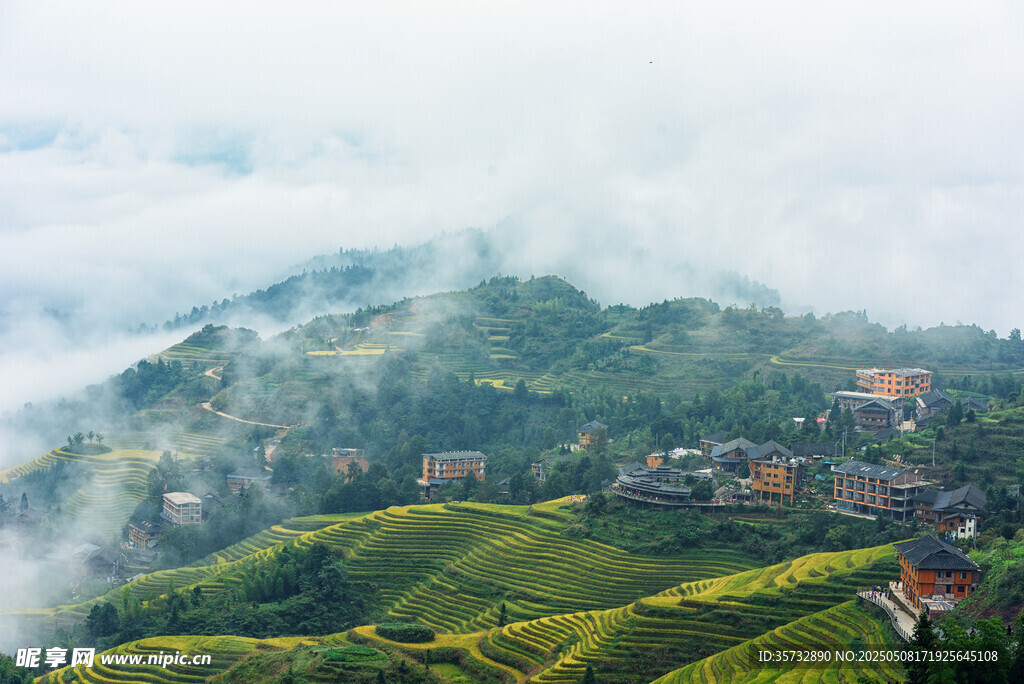 云雾缭绕的山间村落美景