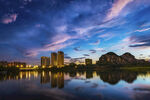 湖畔城市夜景美丽倒影
