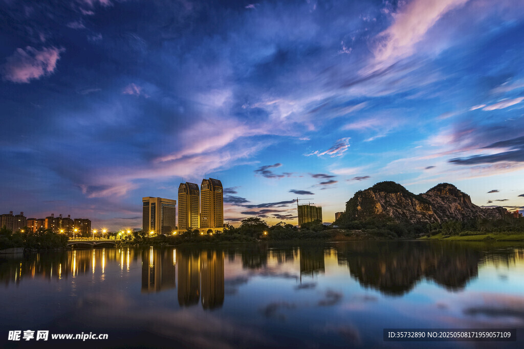 湖畔城市夜景美丽倒影