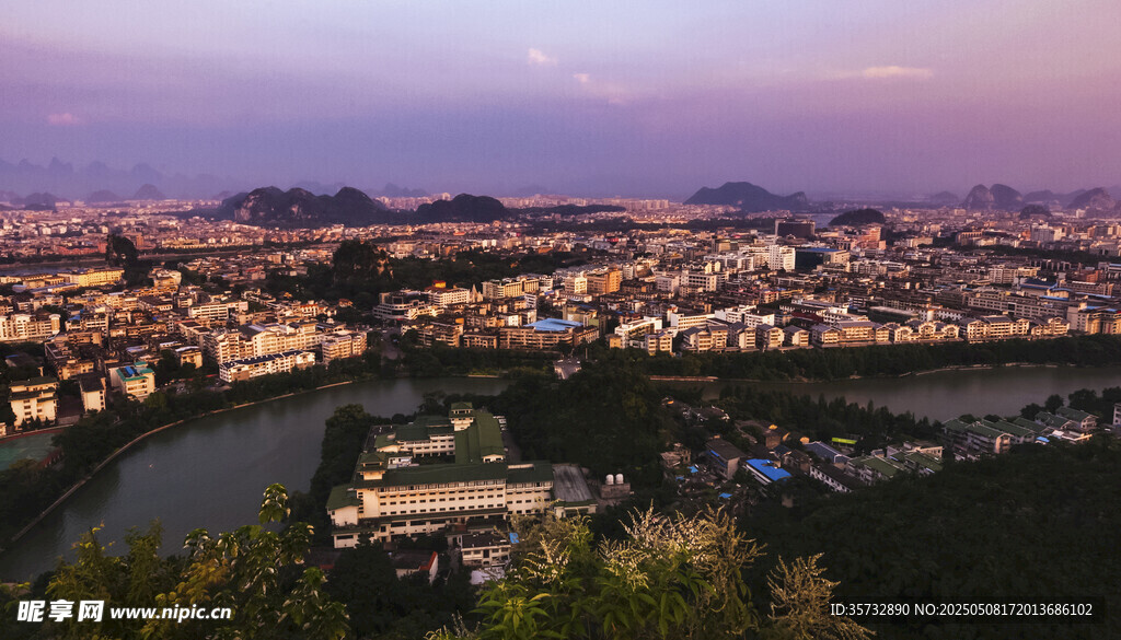 城市河畔黄昏美景