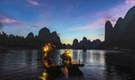 漓江暮色中的竹筏美景