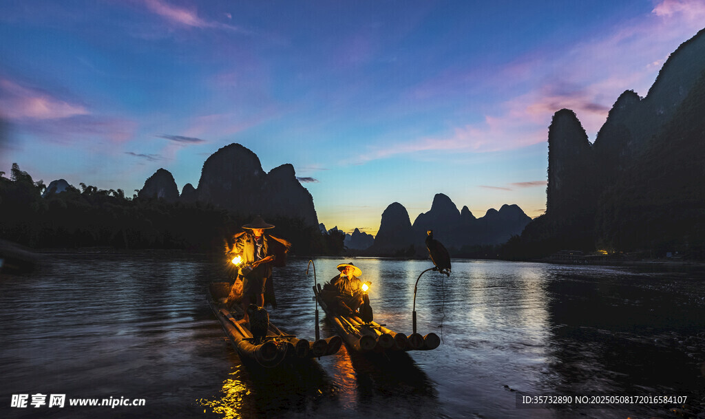 漓江暮色中的竹筏美景
