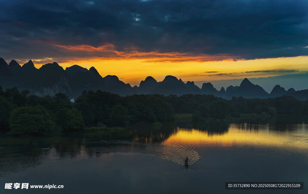 黄昏山水美景倒影如画
