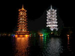 湖畔双塔夜景璀璨迷人