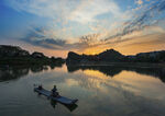 夕阳下湖面的泛舟美景