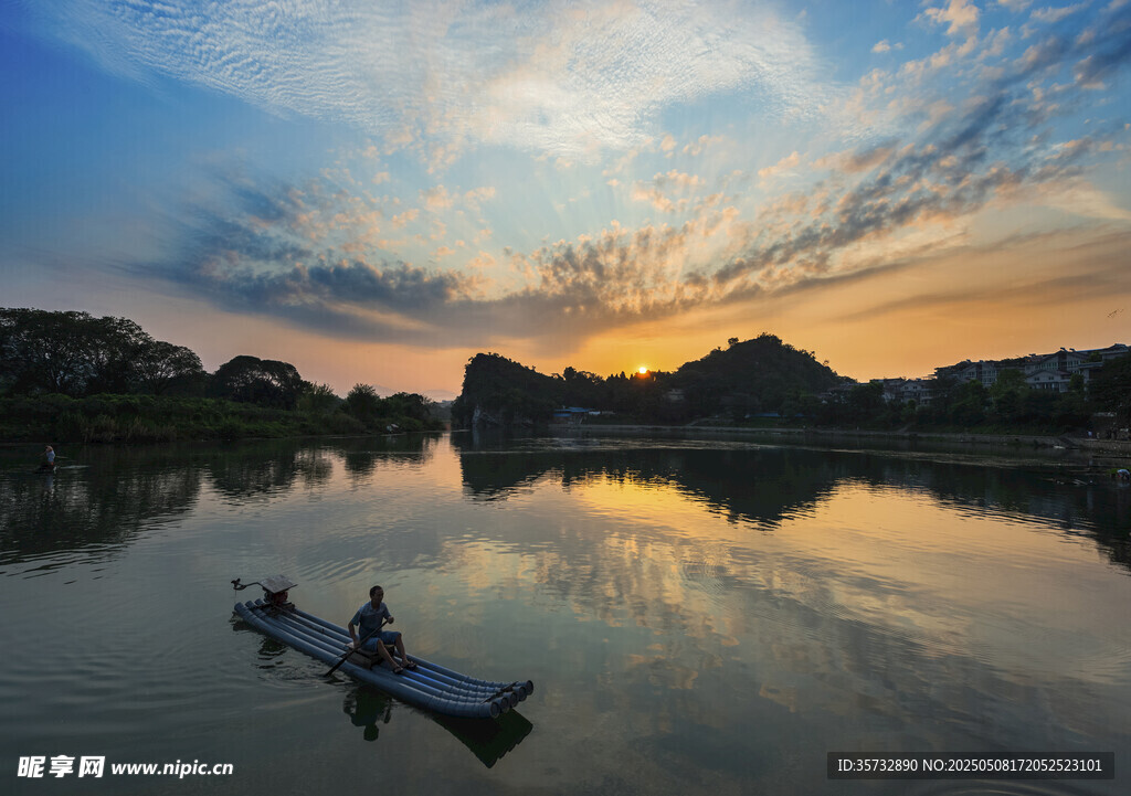 夕阳下湖面的泛舟美景