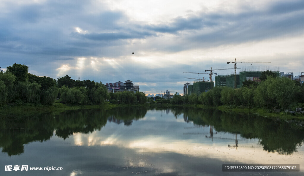 宁静河畔风景