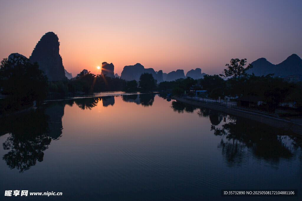夕阳下的山水倒影美景