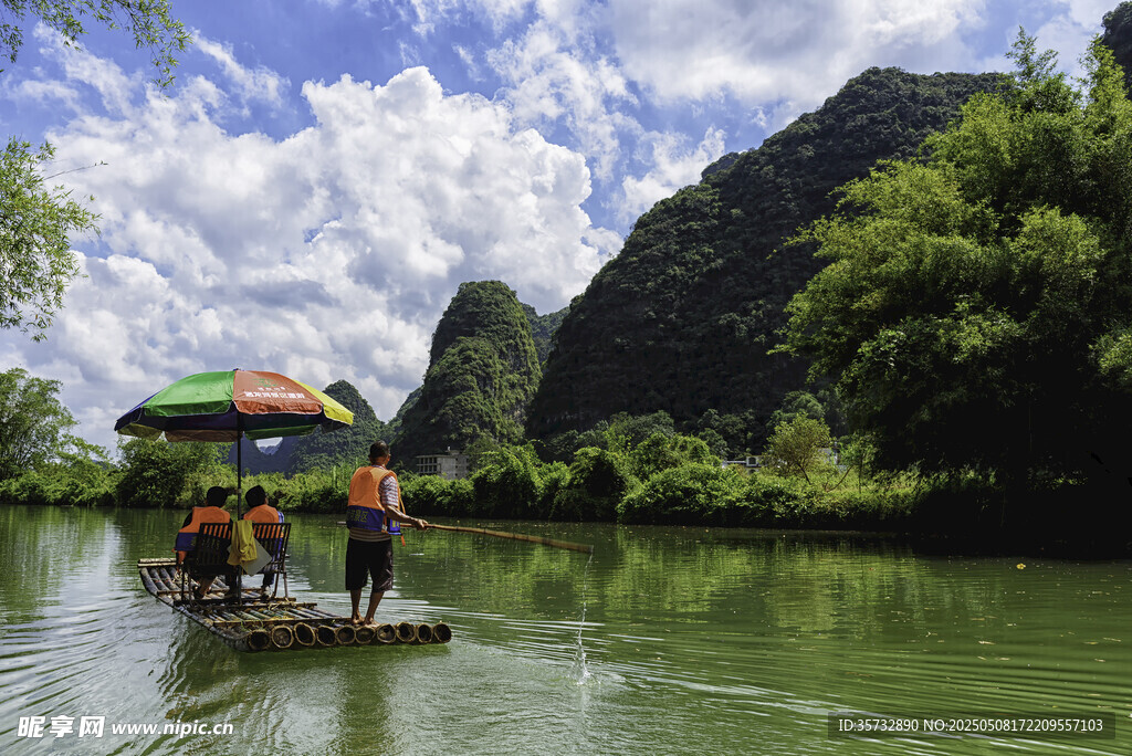 漓江竹筏游 赏山水美景