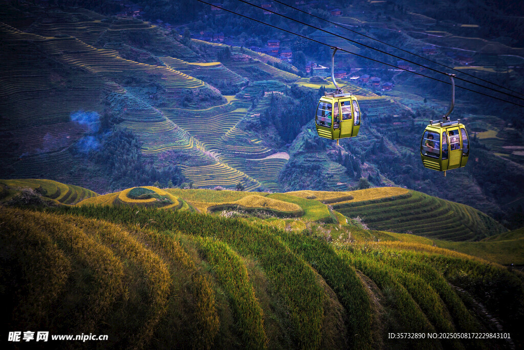 山间缆车穿梭壮美风景