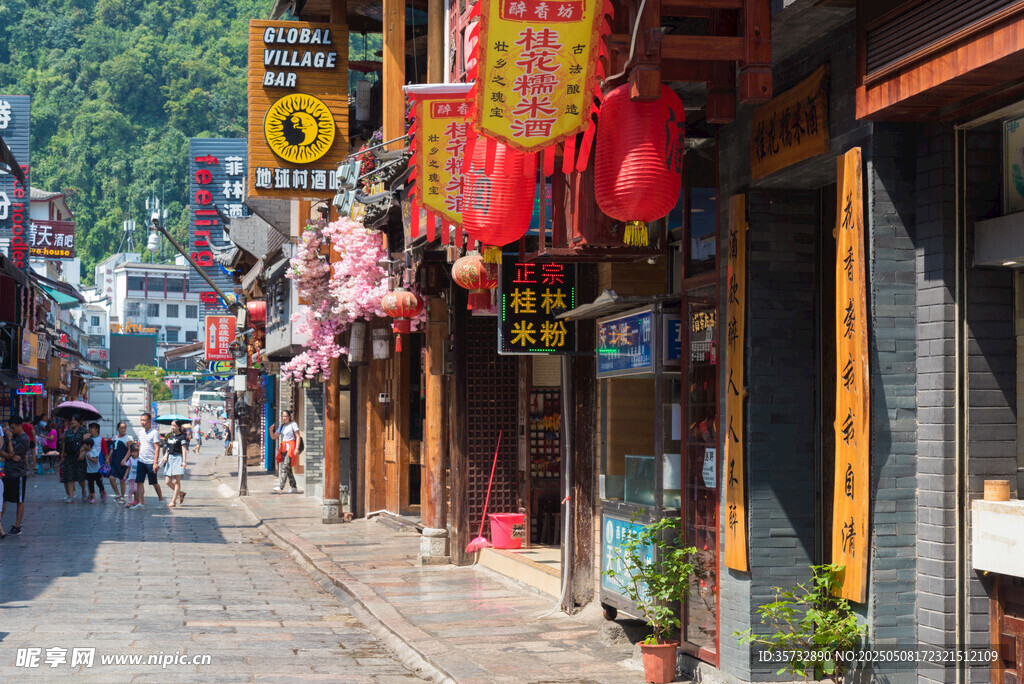 古街商铺挂红灯笼景象