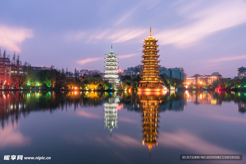 桂林日月双塔夜景倒影