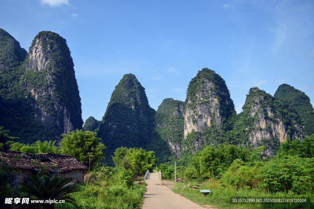 桂林山水间的乡间小路