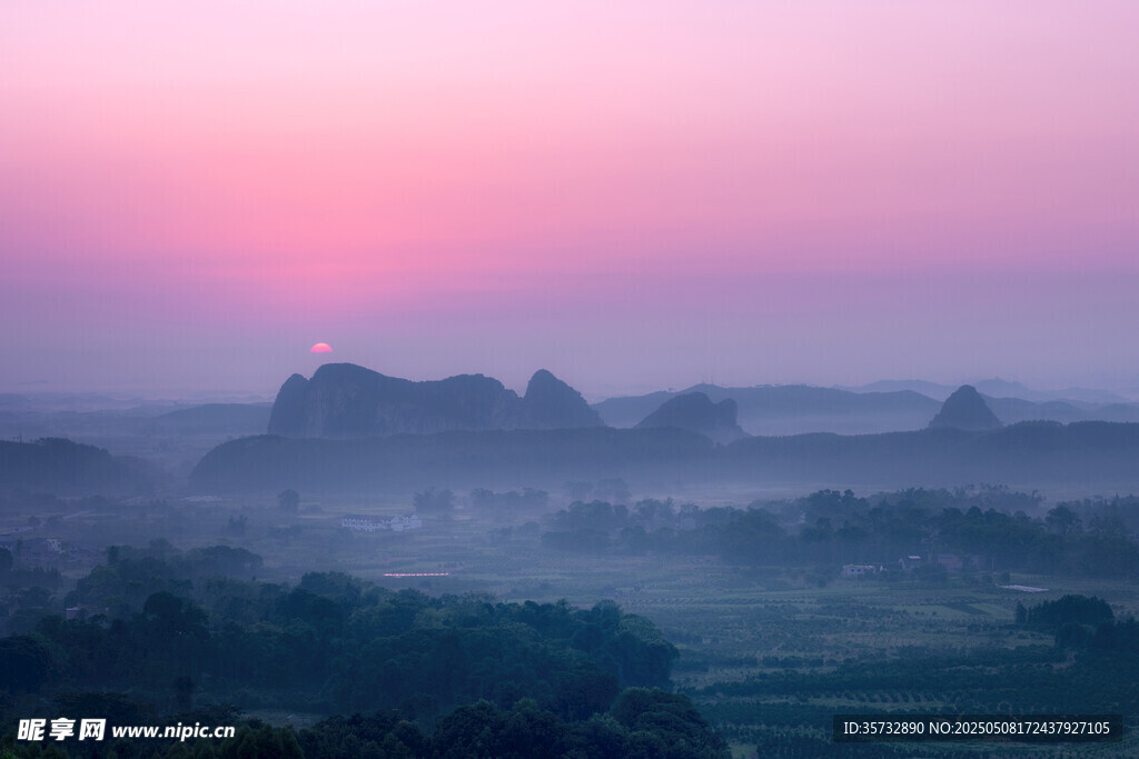 日出时分的山峦美景